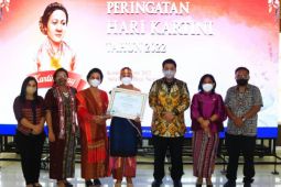 Wanita berprestasi asal Samosir terima penghargaan
