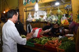 Presiden Jokowi bagikan bansos di sejumlah pasar di Bogor
