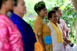 Perempuan Sentani, Papua, gelar peragaan busana Hari Kartini