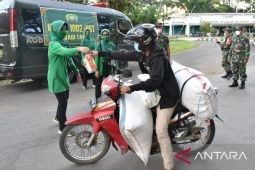Kodim 1002/HST bersama jajaran berbagi takjil di jalan