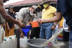 Pemprov Gorontalo distribusikan minyak goreng di Sipatana-Kota Utara