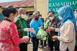 Sutarmidji bagikan 1.000 paket sembako di Singkawang