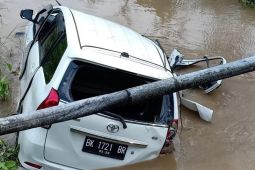 Mobil masuk sungai, seorang bayi meninggal dunia