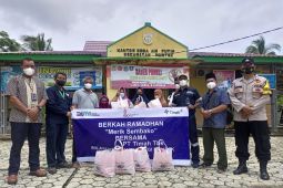 Terima paket sembako dari PT Timah, nenek Ana bisa buat ketupat lebaran