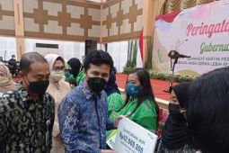 BPJS Ketenagakerjaan Rungkut serahkan santunan kepada ahli waris "ojol"