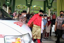 Bobby Nasution serahkan ambulans umat ke BKM Ar-Raudhah