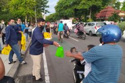 Pembagian takjil gunakan kantong ramah lingkungan