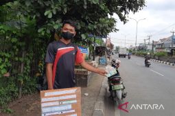 Jasa penukaran uang recehan mulai ramai di jalanan Bekasi