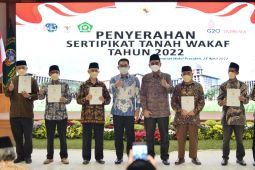 Gubernur Jawa Barat serahkan 502 sertifikat tanah wakaf untuk masyarakat