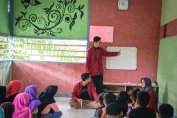 Warga Trans Seret Ayon bersyukur kedatangan Mahasiswa Poltesa
