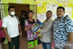 Mitra PT Timah bagikan sembako ke warga Desa Bakit