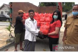 Ratusan paket sembako dibagikan PT BCM bagi warga kabupaten Bangka (Video)