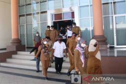 Pegawai Kantor Bupati Penajam terlibat dalam simulasi evakuasi bencana