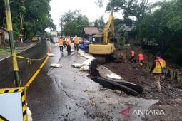Polisi alihkan arus kendaraan besar hindari jalan ambles di Tomo Sumedang