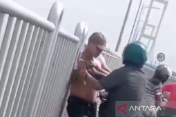 Diduga sindikat curanmor, seorang lelaki lompat ke laut saat dihadang warga di Suramadu