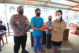 Pemkab - Polres Landak gelar bazar sembako murah