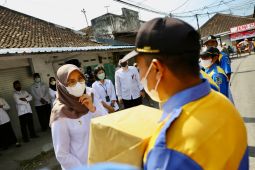 Bupati Banyuwangi berikan bingkisan Lebaran kepada juru parkir