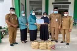 Ketua PKK Tanah Bumbu salurkan bantuan sembako untuk warga miskin