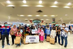 Pertamina Patra Niaga Sumbagsel bagikan sembako kepada loper koran