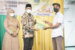 Buruh pabrik rokok di Sidoarjo terima BLT DBHCT