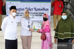 Bank Kalsel dan Bupati Tapin bagikan paket lebaran untuk pensiunan ASN
