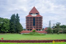 Lembaga kemahasiswaan UI bersama ILUNI bagikan 2.700 paket sembako