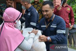 Nenek Darmi sumringah terima paket sembako dari PT Timah Tbk