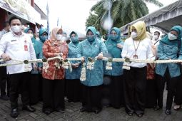 Daging sapi, minyak goreng laris diserbu warga di pasar murah Disbunnak Kalsel