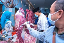 Pastikan laik konsumsi, petugas sidak daging sapi-ayam di pasar tradisional Banyuwangi