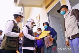 Diresmikan gubernur, penyintas bencana Semeru mulai tempati hunian sementara