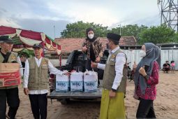 Baznas Bangka Barat bagikan ta'jil ke pemudik di Pelabuhan Tanjungkalian