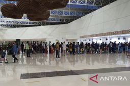 ARUS MUDIK - Ribuan penumpang pesawat padati Syamsudin Noor