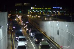 Arus keluar GT Cileunyi ke Nagreg padat pemudik H-4 malam