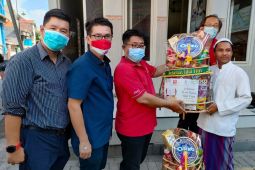 Perhimpunan Inti bagikan parcel lebaran untuk guru ngaji di Surabaya