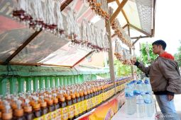 Warga Gorontalo bersiap melaksanakan tradisi Tumbilotohe