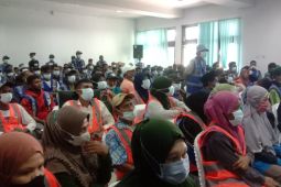 Wali Kota Ternate serahkan 490 paket ke petugas kebersihan, berbagi kasih