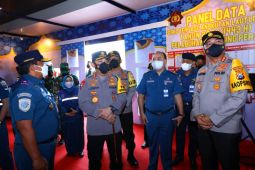 Kapolri lihat kesiapan mudik di Pelabuhan Tanjung Perak