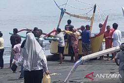 Pemudik dari Jembrana Bali naik sampan hilang di laut