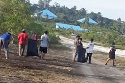 Umat Islam di Biak bersihkan lokasi Shalat Id