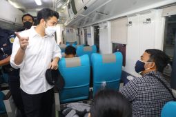 Wagub Emil Dardak sempatkan sapa pemudik di Stasiun Gubeng Surabaya