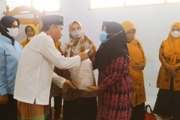 TP PKK Merangin bagikanAl Qur'an kepadapenghuni laoas