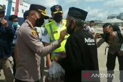 Kapolresta Samarinda papah kakek sampai geladak kapal