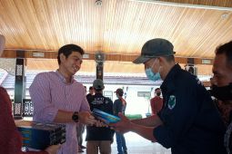 Bupati Batanghari memberikan bantuan kepada petugas kebersihan