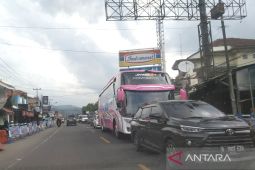 Volume kendaraan di jalur mudik lintas Limbangan Garut terus naik