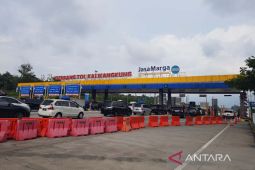 Penerapan "One way" di gerbang tol Kalikangkung Semarang berlanjut
