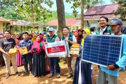 Perkumpulan mahasiswa EMIR pasang PLTS untuk 25 rumah warga dusun di Karawang