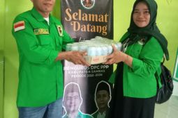 DPC PPP Sambas berbagi 600 paket lebaran