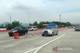 Arus lalu lintas di jalan Tol Cipali ramai lancar dengan diterapkannya "one way"