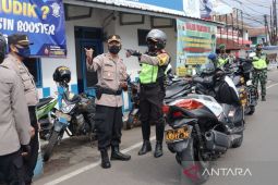 Arus lalu lintas kendaraan di jalur utama kota Sumedang padat