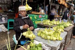 Omzet penjualan bungkus ketupat di Bandung menurun